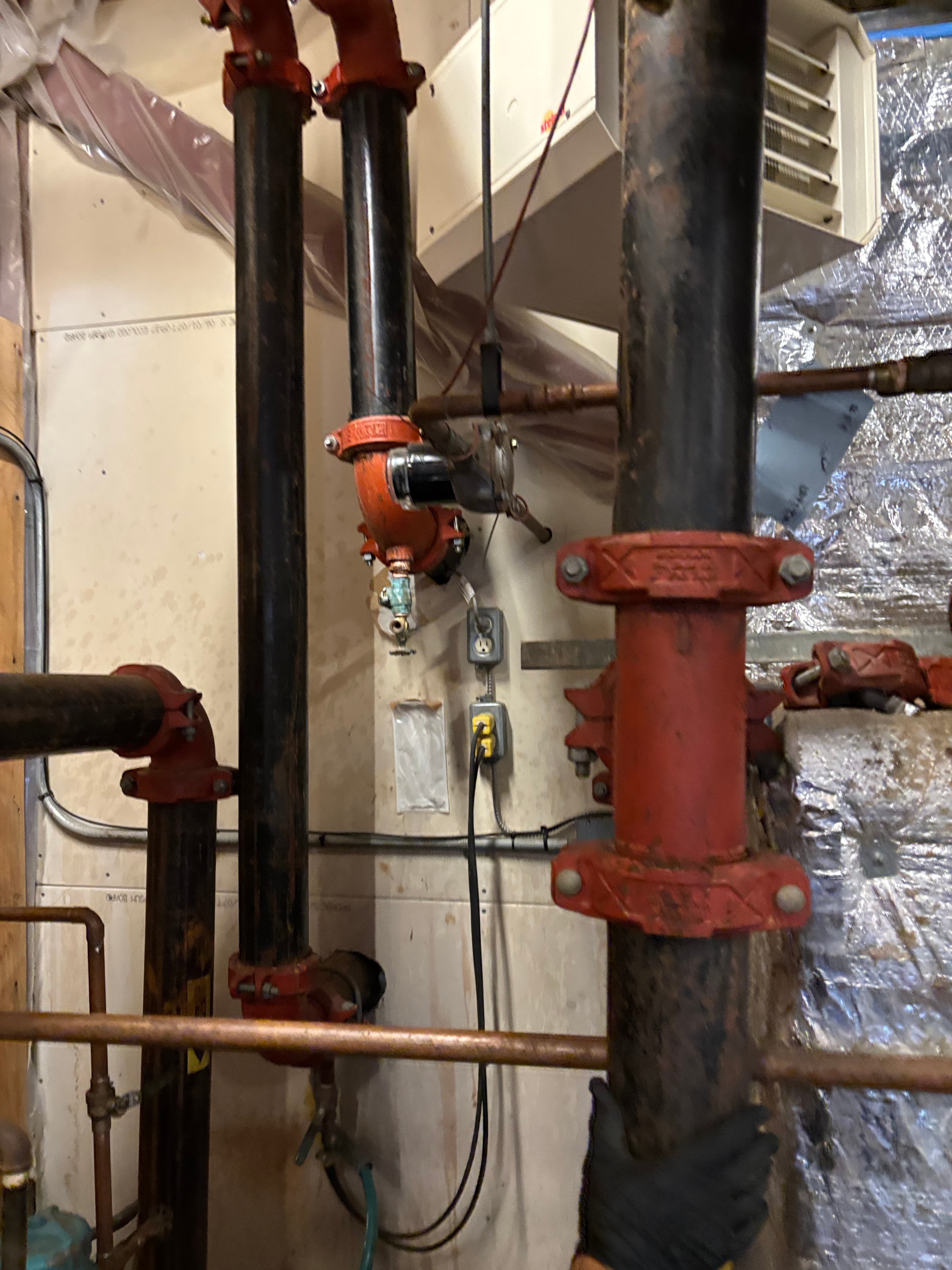 Vertical piping with grooved couplings in a mechanical space